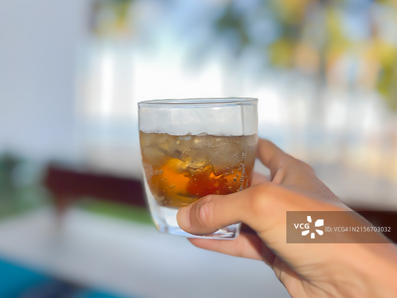 举杯祝酒的手部特写图片素材