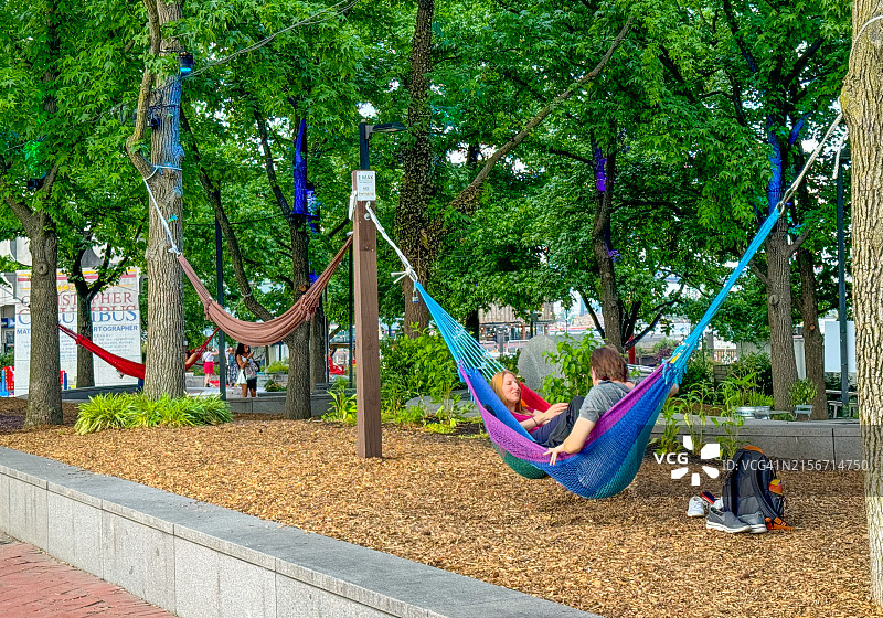 在费城公园吊床上放松的人们图片素材