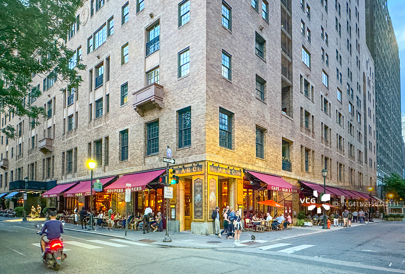 费城里顿豪斯广场附近法国餐厅的户外用餐图片素材