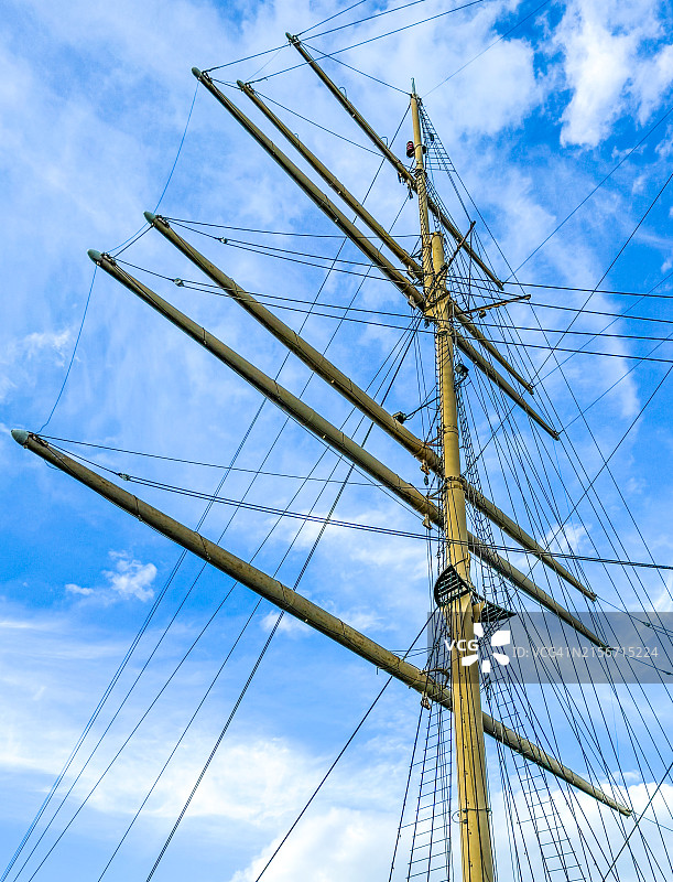 仰望费城历史悠久的高桅帆船的桅杆图片素材