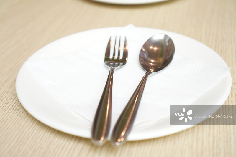 白色盘子上的勺子和叉子图片素材