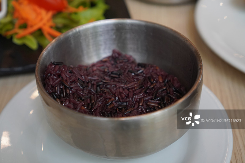 不锈钢碗中的黑糯米图片素材