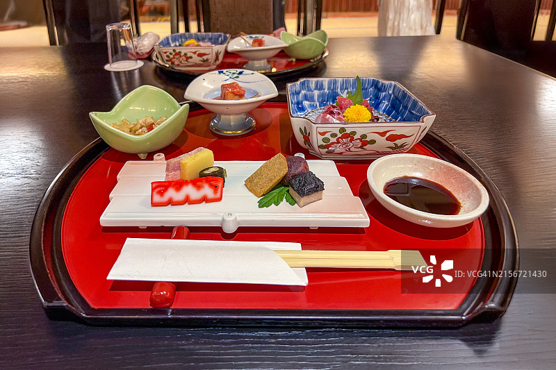 在那霸国际通的餐厅里品尝冲绳怀石料理图片素材