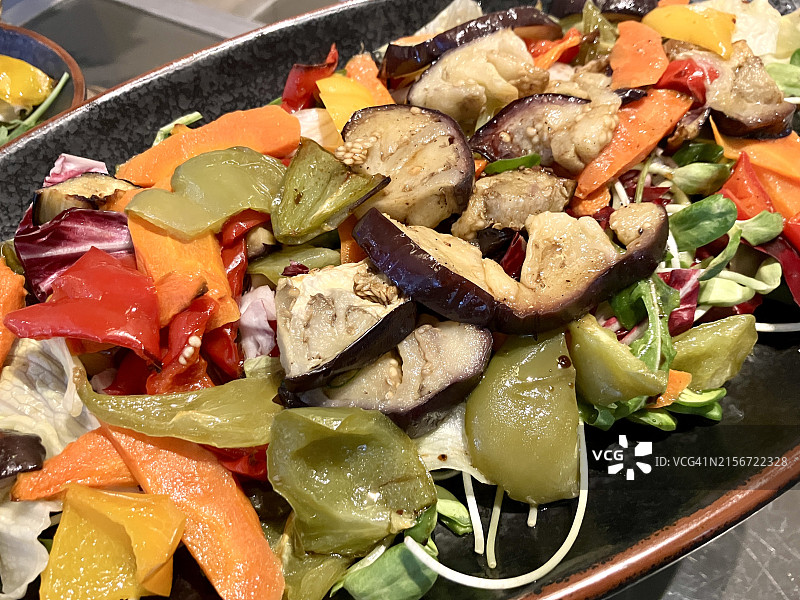 健康饮食：混合烤沙拉图片素材