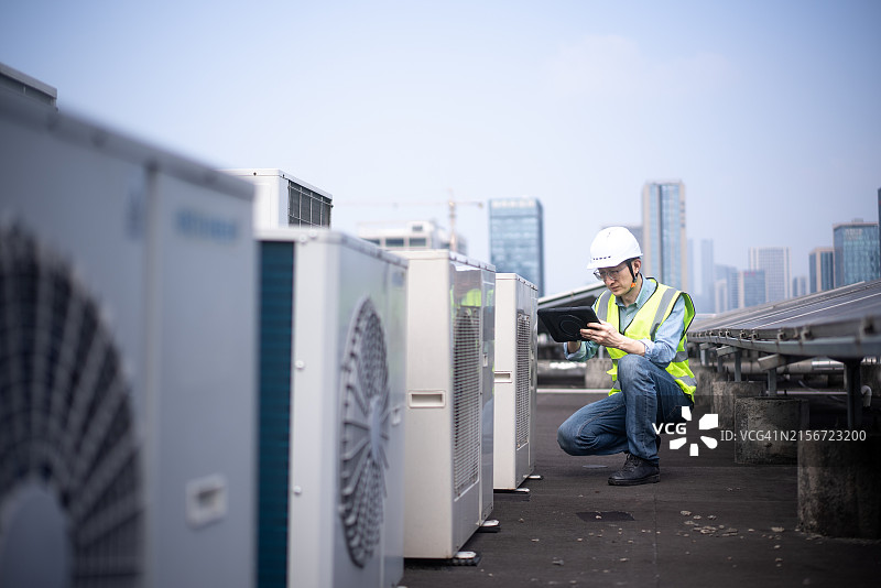 亚洲男主管设置冷藏集装箱温度图片素材