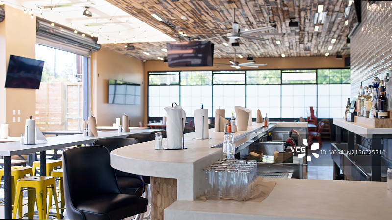 阳光明媚的烧烤餐厅露台图片素材