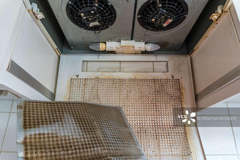 清洁脏污的厨房抽油烟机图片素材