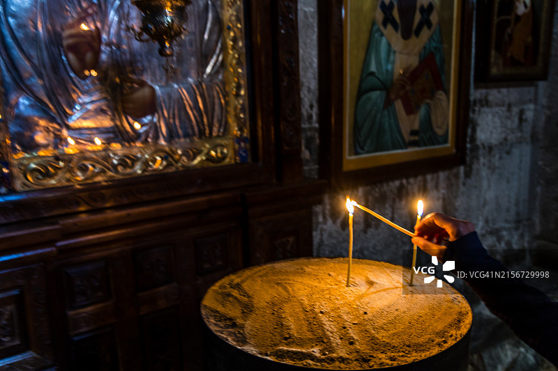 在格尔盖蒂三位一体教堂点燃蜡烛的信徒图片素材