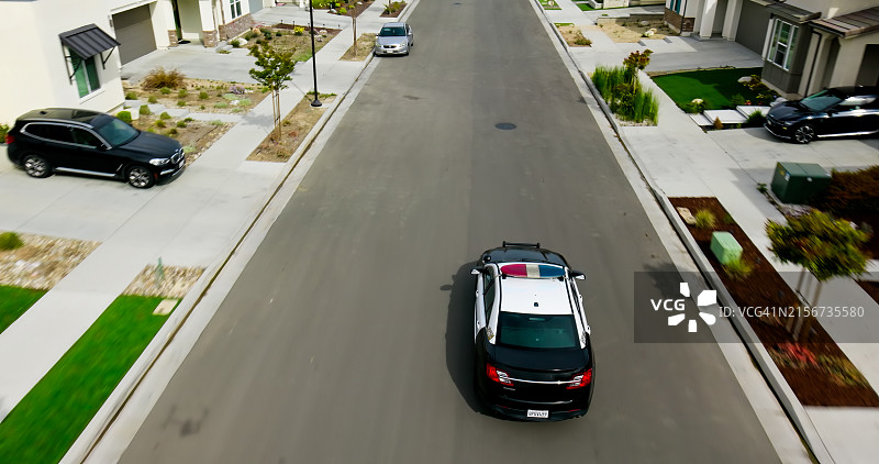 郊区道路上的警车航拍图片素材