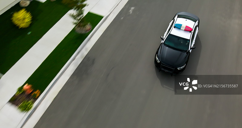 郊区道路上的警车航拍镜头图片素材