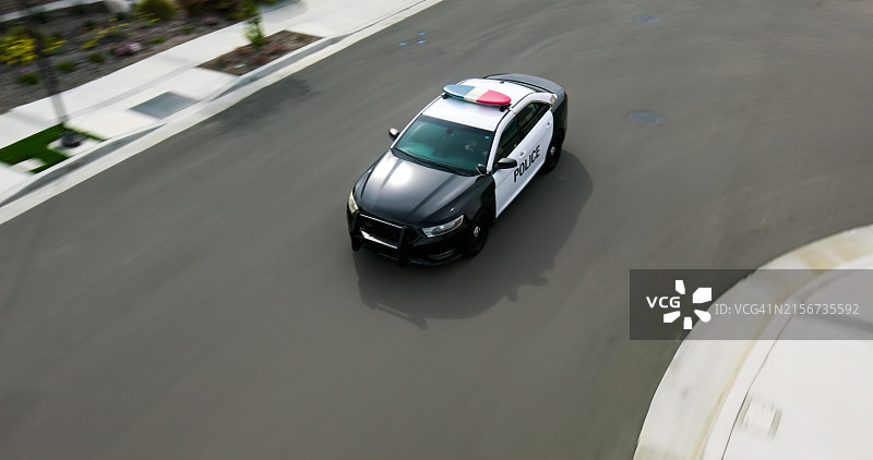 郊区道路上警车的航拍照片图片素材