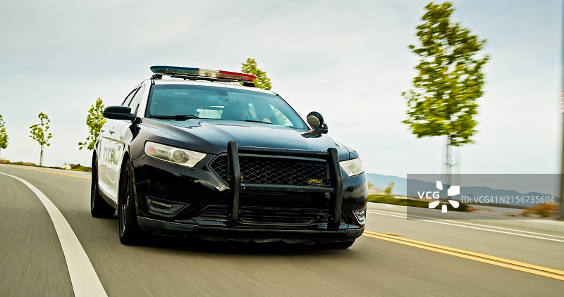 加利福尼亚城市道路上的警车广角照片图片素材