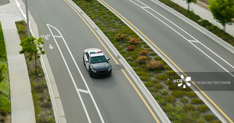 城市道路上的警车航拍图片素材