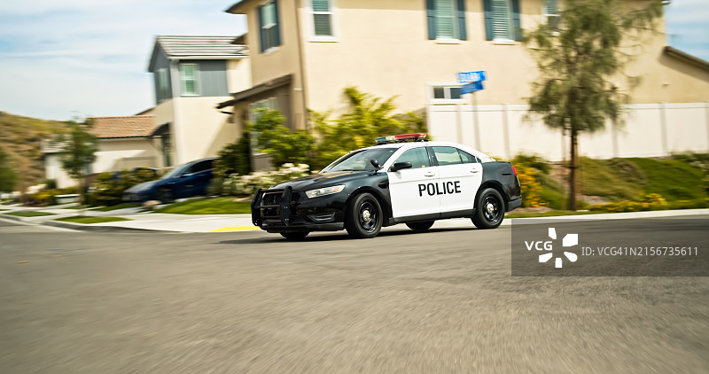 郊区晴天警车广角拍摄图片素材