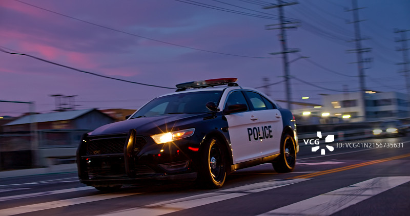 日落时分在第六街桥上驶向洛杉矶市中心街道的警车图片素材