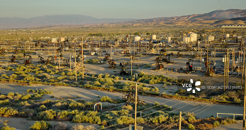 加利福尼亚州克恩县的大型油田日落航拍图片素材