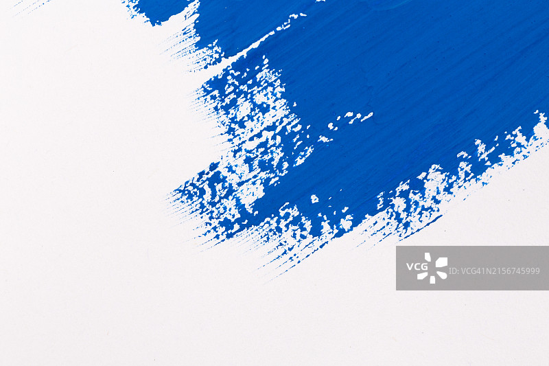 白色背景上孤立的蓝色水彩笔触图片素材