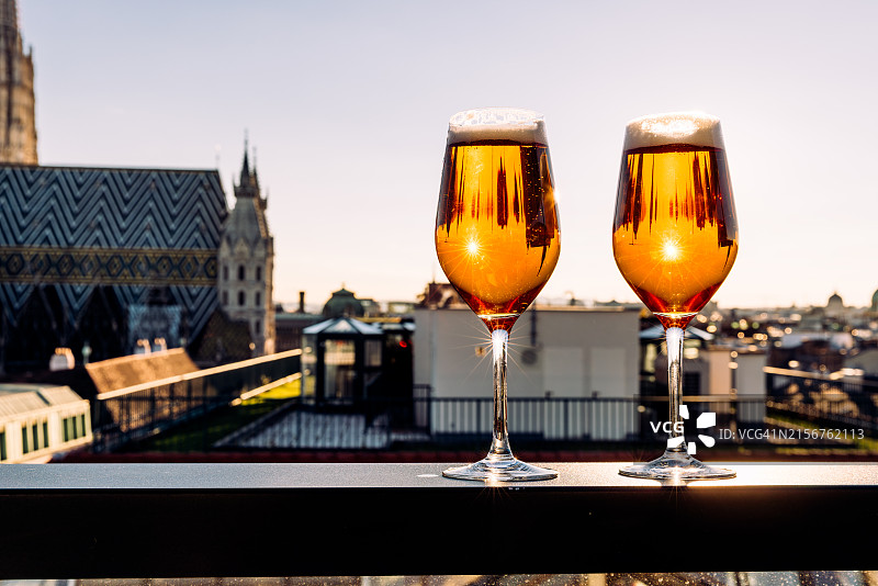 日落时分奥地利维也纳天际线，两杯啤酒图片素材