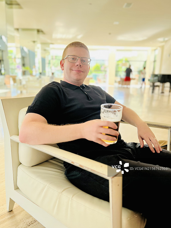 男人放松享受啤酒图片素材