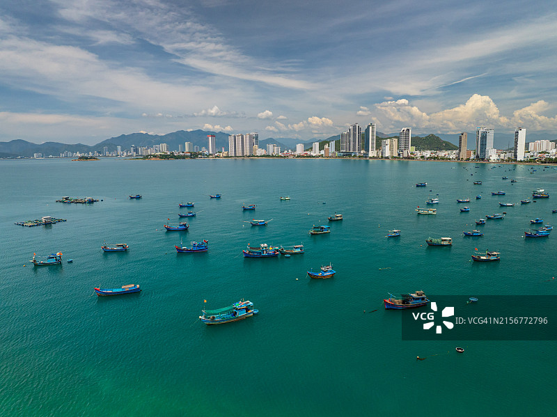 芽庄海滩上的渔船图片素材