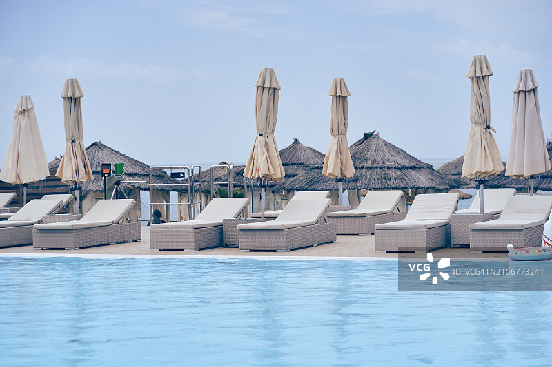 游泳池附近的躺椅，休闲区图片素材