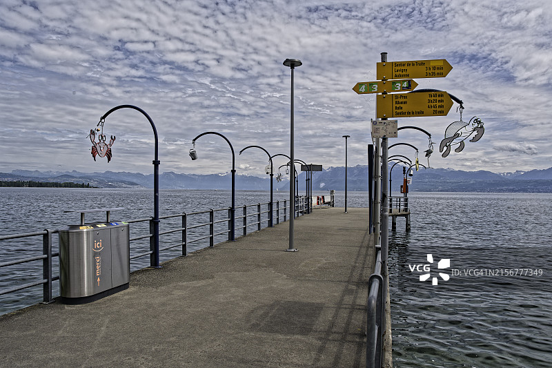 日内瓦湖上的浮桥图片素材
