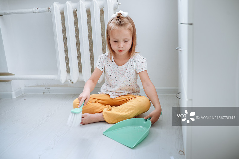 孩子通过扫地等家务培养独立自主能力图片素材