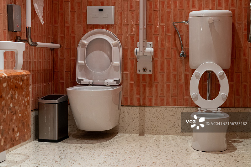 带儿童的公共卫生间图片素材