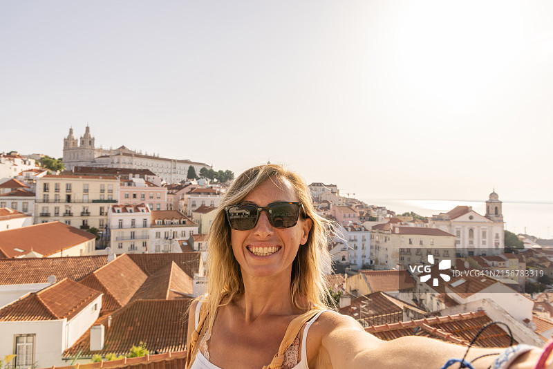 女人自拍，背景是城市美景图片素材