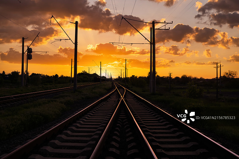 日落时分的铁路货运和客运图片素材