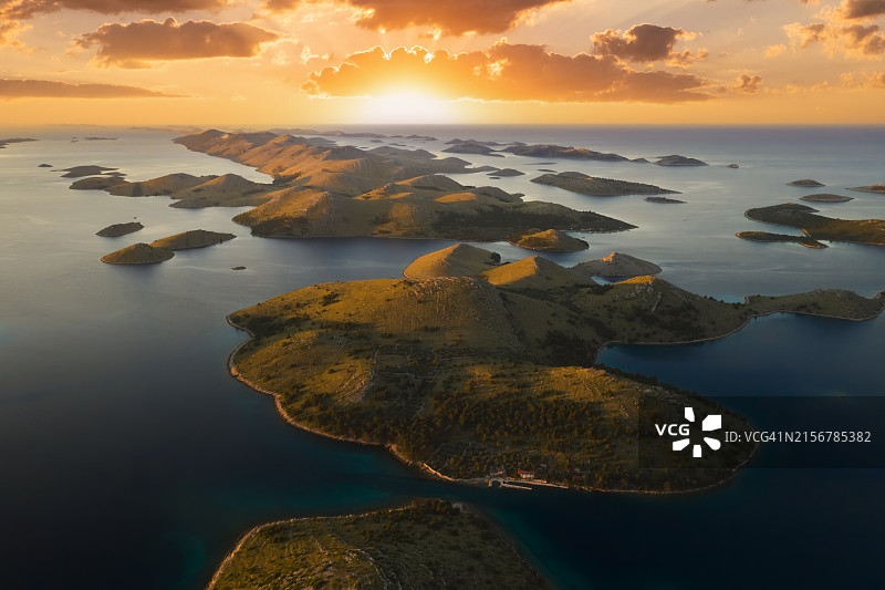 克罗地亚科尔纳提国家公园科尔纳提群岛日出鸟瞰图图片素材