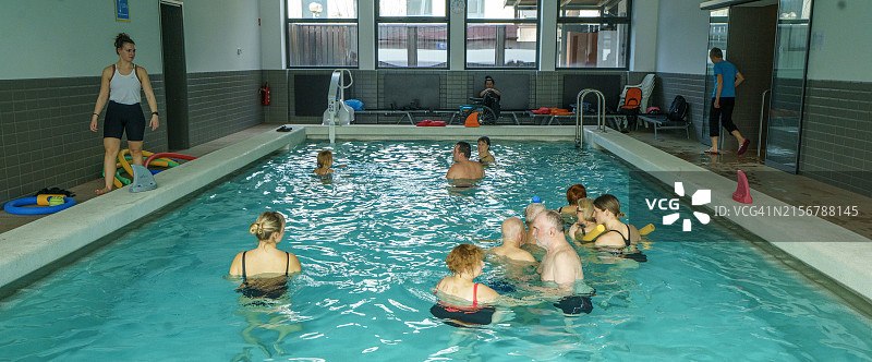 帕金森病患者水上趣味竞赛图片素材