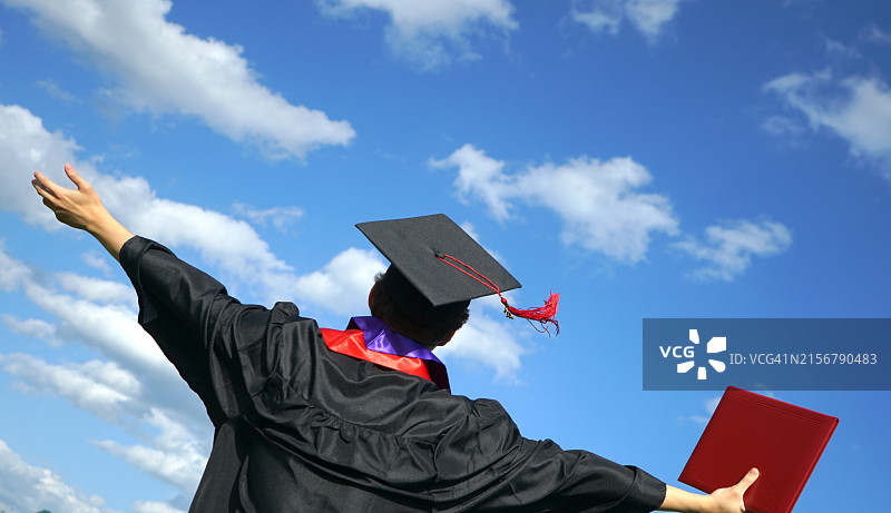 在美国毕业典礼上庆祝的年轻帅气的男学生 - 股票照片图片素材