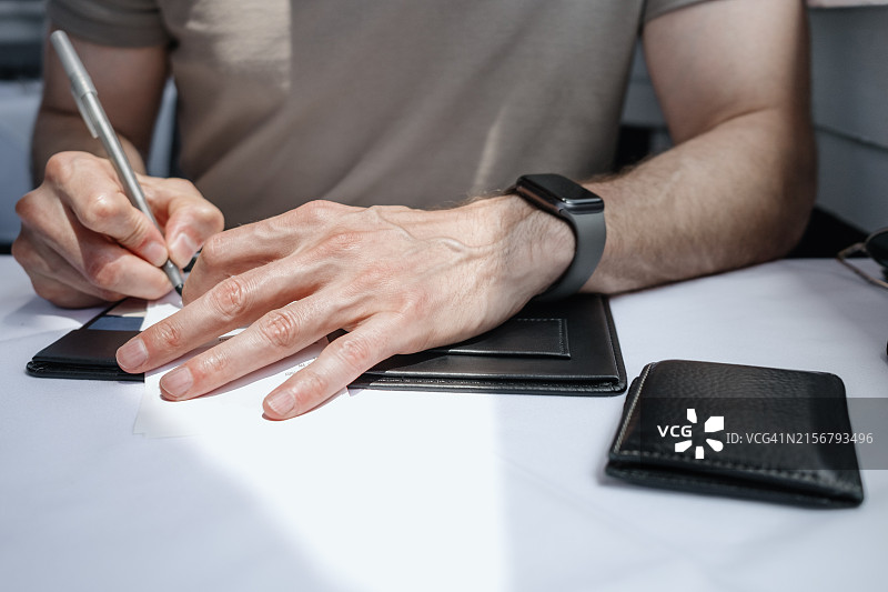 男人在餐厅签署信用卡收据图片素材