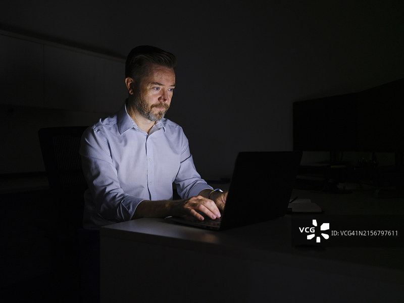 在办公室深夜工作的男人图片素材