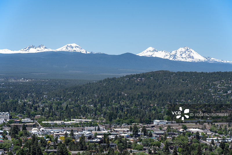 俄勒冈州本德市附近的三姐妹火山图片素材