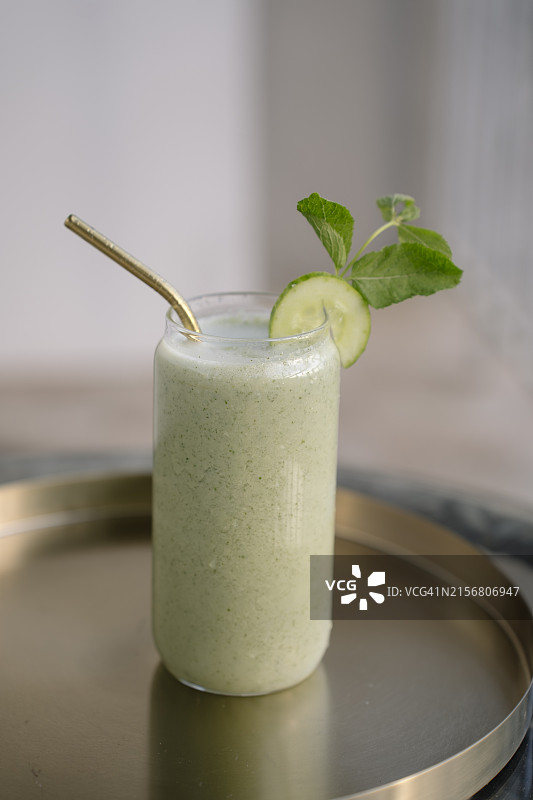 桌子上高脚杯中的黄瓜薄荷冰沙图片素材