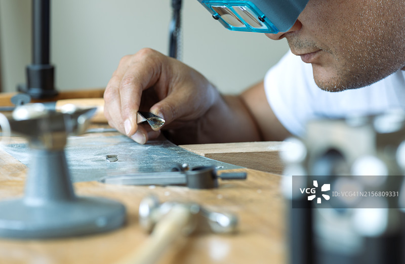 珠宝商检查宝石图片素材