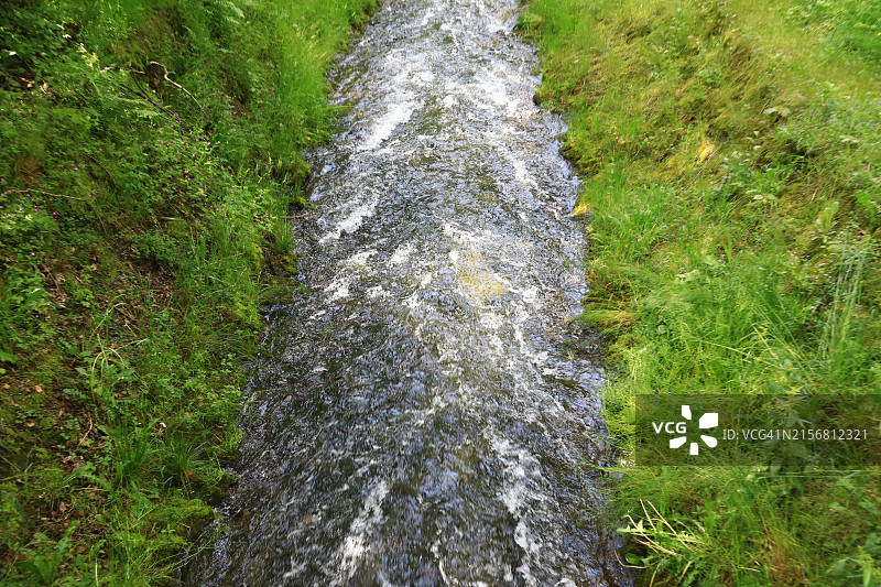 人造分水岭和雨水支流图片素材