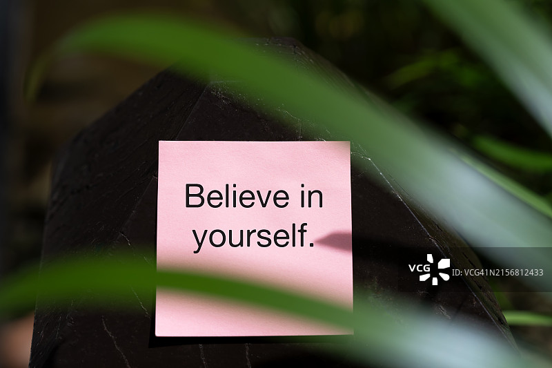 写有“相信自己”字样的便签图片素材