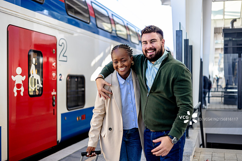 火车站的深情拥抱重逢图片素材