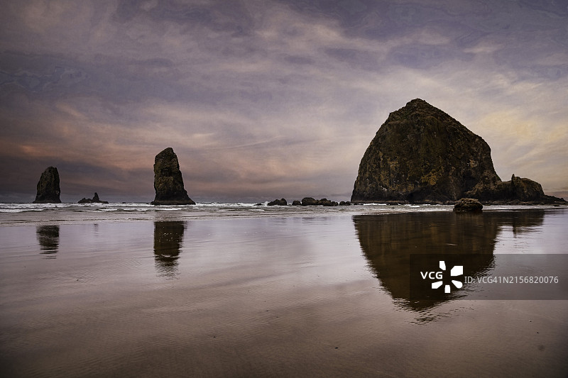 干草堆岩石日落图片素材