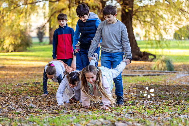 快乐的孩子们玩推车比赛图片素材