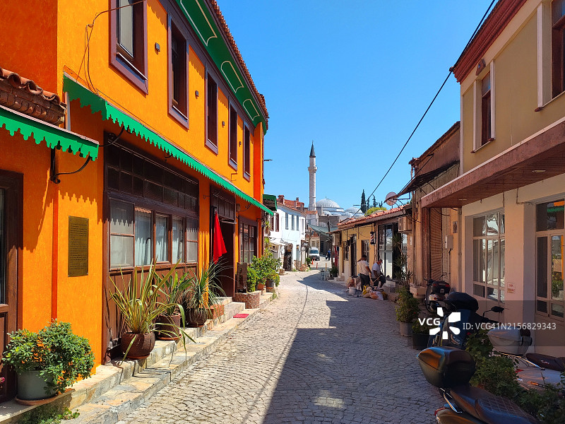 于尔拉市中心街道的正面图图片素材