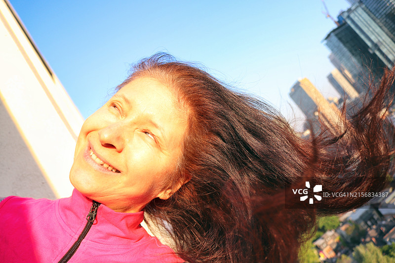 早安趣味自拍，斜向构图图片素材