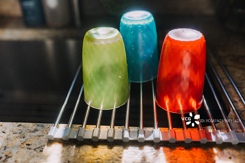 水槽架上的玻璃杯图片素材