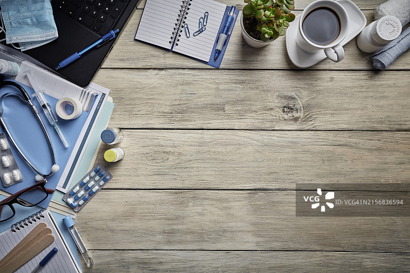 俯视视角下的医生办公桌图片素材