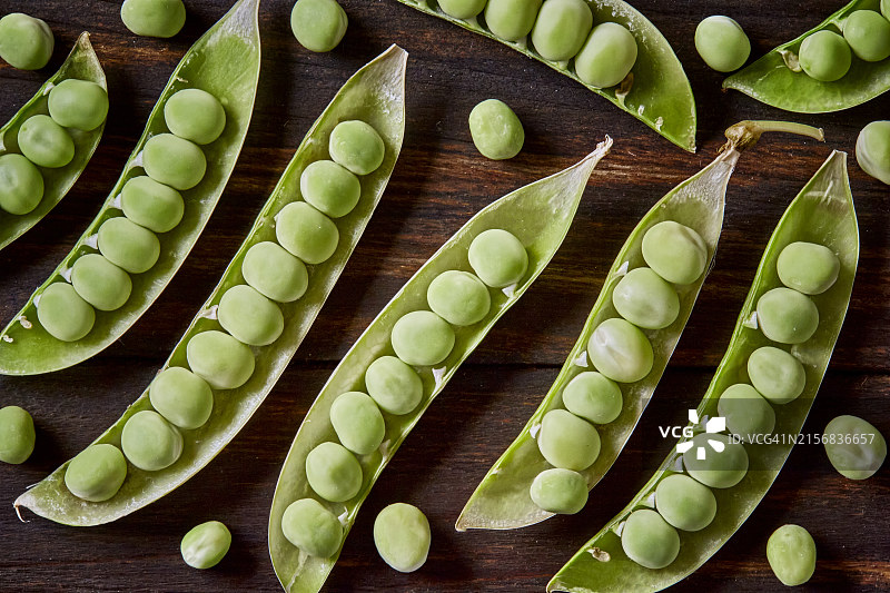 乡村木桌上的新鲜绿色豌豆特写图片素材