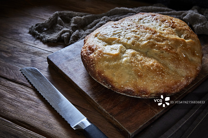 厨房桌上的自制乡村面包图片素材