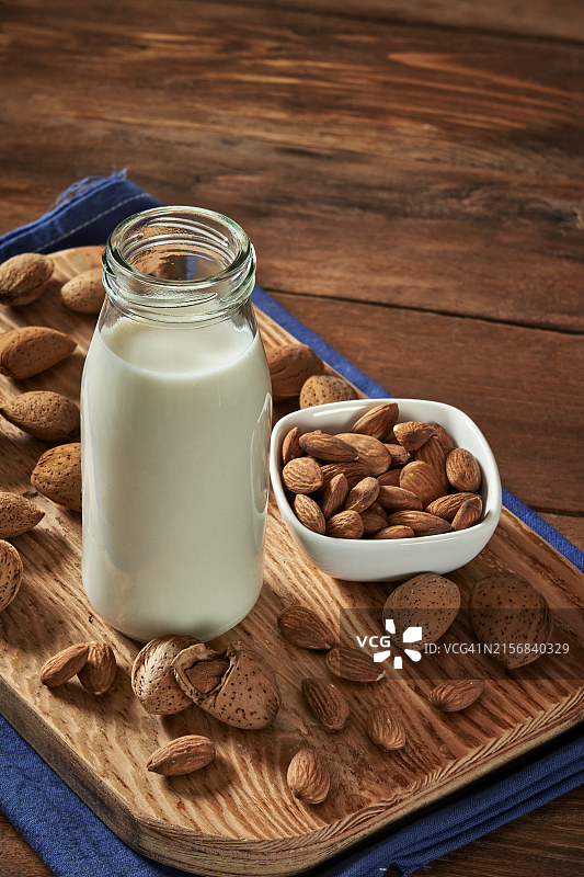 乡村木桌上的杏仁奶玻璃杯图片素材
